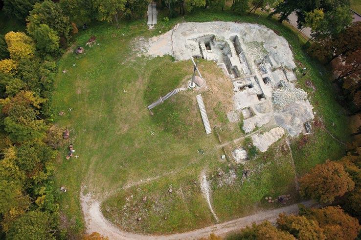 Fig. 11. A balloon photo of the excavations at Wysoka Górka in Chełm, with the oval outline of the Mound of Independence in the centre.