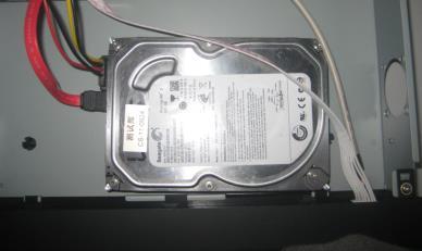 2. 2.1. Instalacja sprzętu Instalacja dysku twardego UWAGA 1: Ta seria rejestratorów obsługuje jeden dysk twardy SATA.