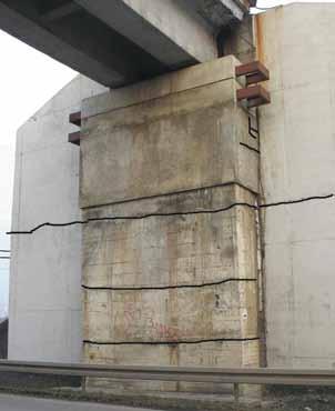102 PRZEGLĄD GÓRNICZY 2016 Rys. 2. Przyczółek zachodni ściana czołowa Fig. 2. West bridgehead front wall Wiadukt był wielokrotnie podnoszony wraz z przyległymi torami.