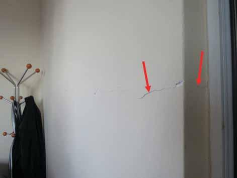 Nr 12 PRZEGLĄD GÓRNICZY 17 Rys. 9. Zarysowanie tynku ściany wewnętrznej Fig. 9. The plaster scratch on the inside walls niekonstrukcyjnych, jak i konstrukcyjnych.