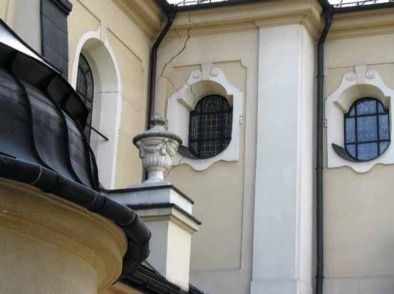 4 PRZEGLĄD GÓRNICZY 2016 Fot. 3. Spękania na połączeniu transeptu i nawy od strony północnej Photo 3. Cracks between transept and the north side of the aisle Fot. 4.