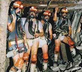 Nr 12 PRZEGLĄD GÓRNICZY 69 Rys. 1. Ratownicy w ubraniach lekkich Fig. 1. Rescuers in light flimsy clothing Rys. 2.