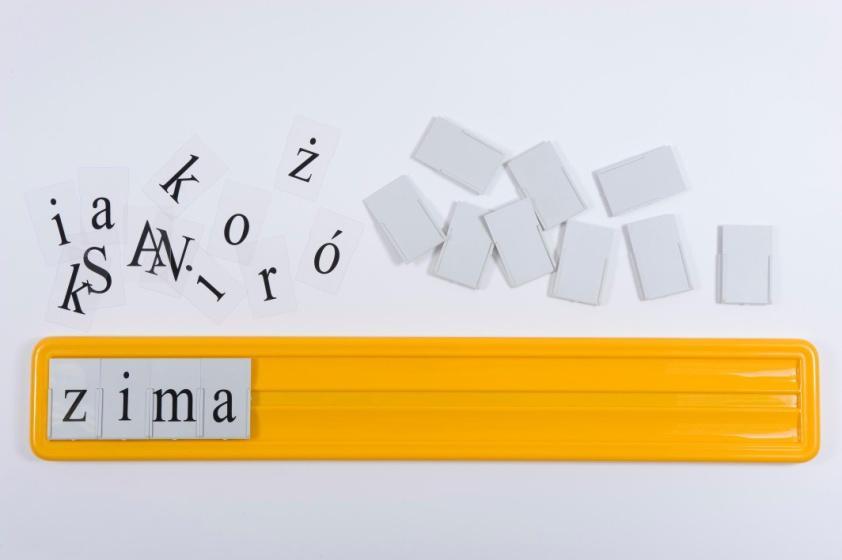 LINIJKA MAGNETYCZNA Zestaw uczniowski składa się z zestawu dwustronnych, magnetycznych liter po jednej stronie płytki znajduje się mała, a po drugiej wielka litera.