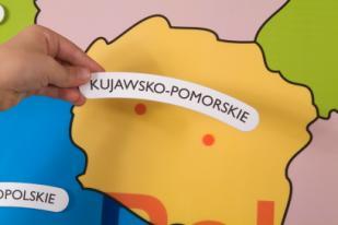 Polska bez tajemnic składa się z magnetycznej tablicy, zestawu transparentnych plansz z oznaczeniami topograficznymi oraz magnetycznych tabliczek z rysunkami i