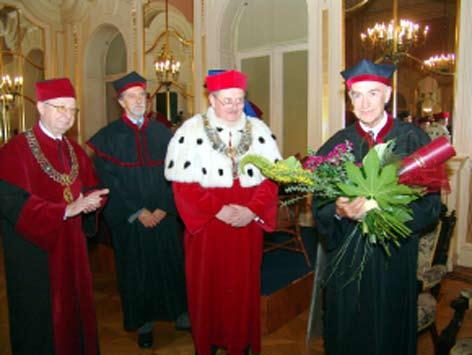 Od lewej: prof. dr hab. Kazimierz Jędrzejewski - dziekan Wydziału Lekarskiego, prof. dr hab. Michał Karasek - promotor, prof.