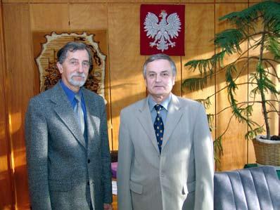 Prof. dr hab. Michał Karasek, dr. Ryszard Żmuda Od lewej: prof. dr hab. Michał Karasek, JM Rektor prof. dr hab. Andrzej Lewiński, prof.