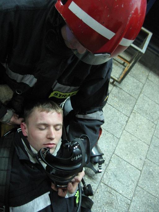 Aby czynność ta przebiegła sprawnie, należy rozpocząć nakładanie maski zapasowej od brody. Fot. 7. Zdjęcie maski poszkodowanego. Fot. 8. Założenie poszkodowanemu maski zapasowej. 9.