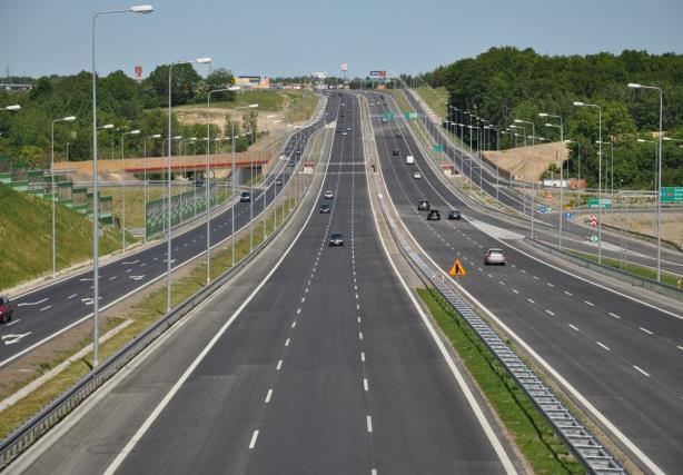 autostrada A1 (A2/2), b) droga ekspresowa S6 (S4/5) c) droga główna ruchu pospiesznego (GP2/2), droga