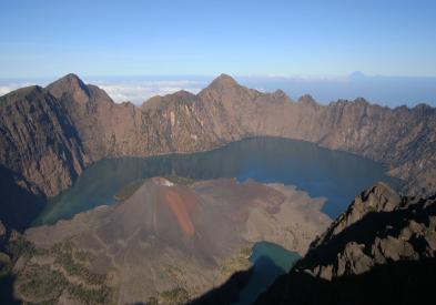 10 dzień 11 dzień drogą do malowniczego rejonu Batur. Wulkan Batur ma 1717 m wysokości, a u jego stóp znajduje się największe na Bali jezioro Batur.