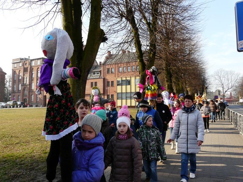 Święto Wiosny czyli przepędzenie zimy i powitanie wiosny Najbardziej powszechnym i znanym zwyczajem symbolizującym przepędzenie zimy- jest topienie lub spalenie słomianej kukły, zwanej Marzanną.