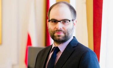 W Zamku Królewskim pracuje od 1988 r. Ostatnio piastował funkcję zastępcy dyrektora ds. muzealnych i naukowych.