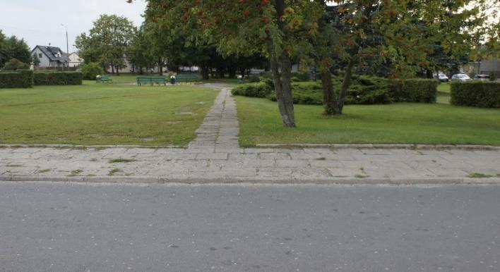 ) W przestrzeni wyraźny jest konflikt przeznaczenia terenu oraz konflikt funkcji terenu: brak jasno wytyczonym miejsc parkingowych kolizja