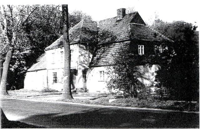 3. Obiekty zabytkowe Dom nr 61. położony przy drodze nr 184 Szamotuły Ostroróg i przystanku KPKS i KSK, na pd. Od parku dworskiego. Zabudowany w końcu XIX wieku. Dawny zajazd.
