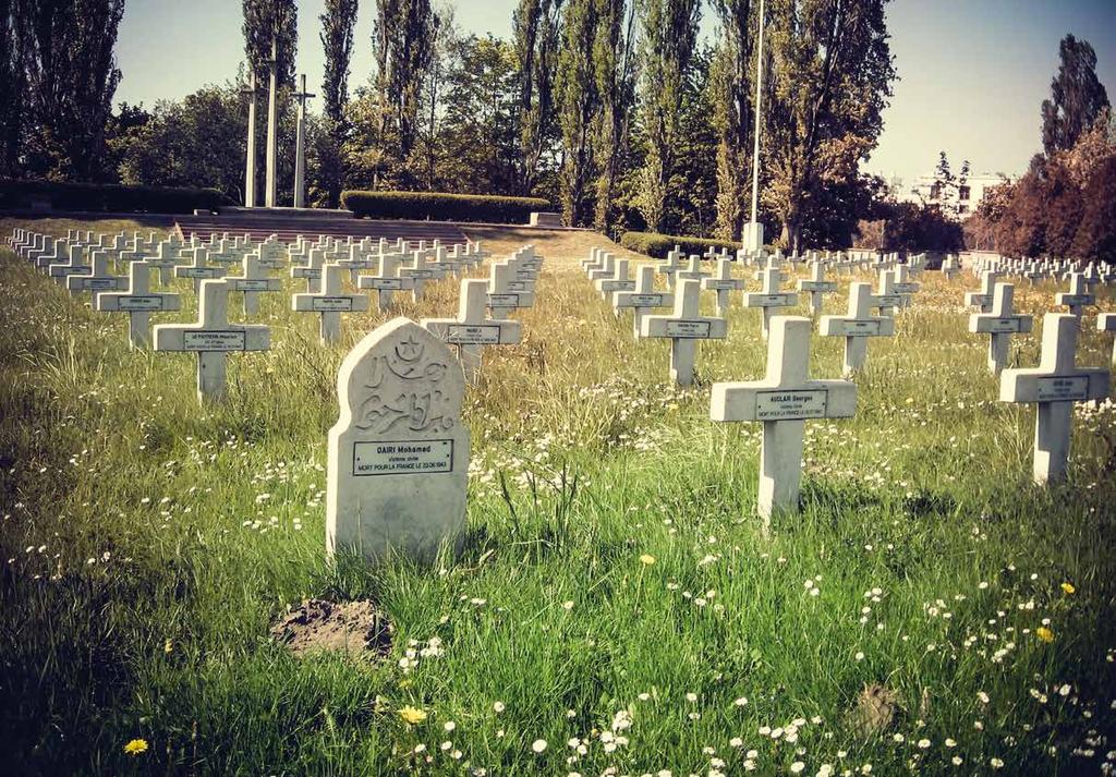 horyzonty SPOKÓJ NIEŚMIERTELNIKA Anna Dąbrowska Groby na wzgórzu To największy cmentarz wojenny leżący poza terenem Francji, na którym spoczywają prochy około 1,5 tysiąca obywateli tego kraju.