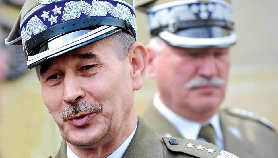 przegląd miesiąca sławomir ratyński Kadrowe roszady Armia ma nowego szefa Sztabu Generalnego oraz nowego dowódcę operacyjnego.