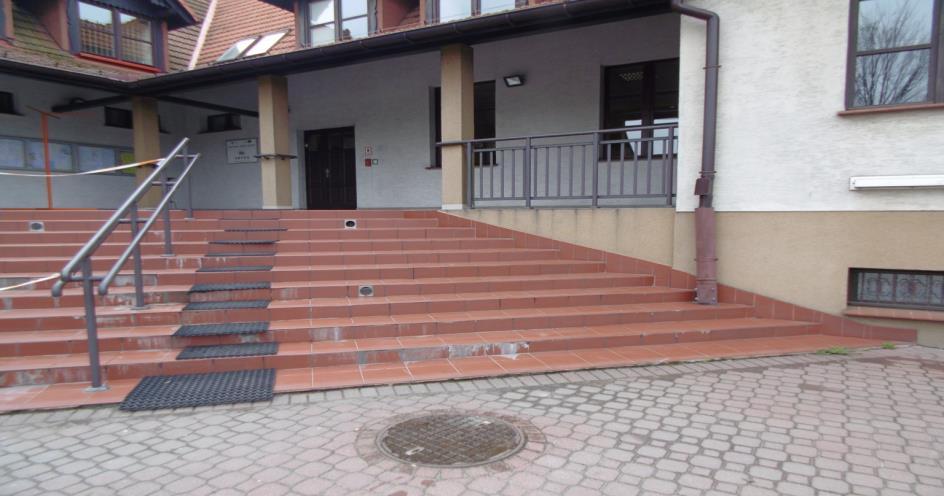 Planuje się do końca br wykonanie przełożenia zapadniętej kostki betonowej przed wejściem Rozbudowa Urzędu Gminy PLANOWANY KOSZT ZADANIA: 100 000,00 zł WYKONAWCA: GRANIT Dariusz Pylak Sp. zo.