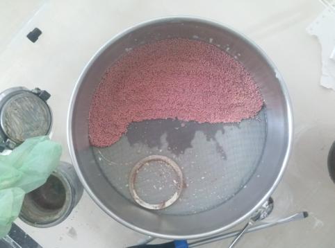 Przeprowadzona próba wykazała jednoznacznie, iż CuCl przygotowany w sposób opisany poniżej wykazuje zdolność katalizowania badanej reakcji hydroaminowania, jednak wydajność, z jaką otrzymuje się