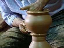 Garncarstwo To jedno z najstarszych rzemiosł. Jest to rękodzielniczy wyrób ceramicznych naczyń i przedmiotów codziennego uŝytku. Rzemieślnik zajmujący się garncarstwem to garncarz albo garncarka.