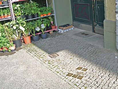 4 NASZA GMINA 5775/8 (2015) Pomysłodawcą akcji Stolpersteine jest Gunter Demnig, niemiecki artysta, projektant i rzeźbiarz.