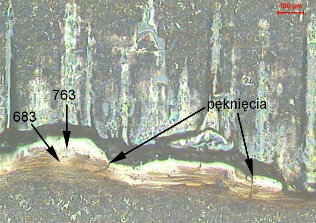 Wygląd przekroju poprzecznego próbki. Widoczne białe warstwy na powierzchni struganej Badania mikroskopowe wykazały, że przy powierzchni główki szyny występują są białe warstwy (rys. 2).