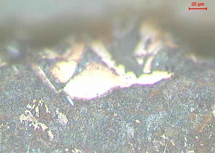 Rys. 5. Wgniecione w powierzchnię fragmenty narostu z białą warstwą Rys. 6. Powierzchnia skrawanej główki szyny.