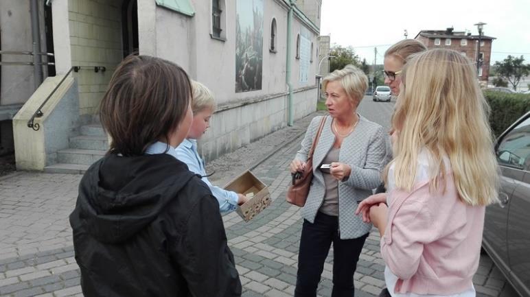osoby dorosłe spotkane na drodze, na