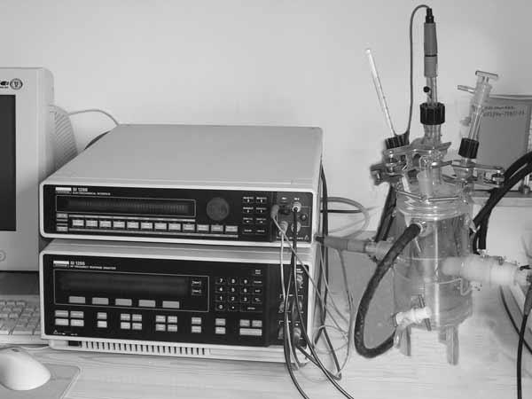 Pomiary impedancji faradayowskiej podczas polerowania elektrochemicznego materiałów szlachetnych 121 i kończono przy częstotliwości 10-2Hz. Amplituda sygnału pobudzającego wynosiła 10mV.