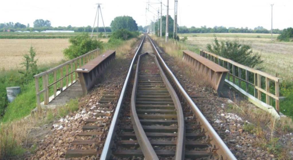 Podsypkę ułoŝono na warstwie betonu ochronnego gr. 4 cm wylanego na izolacji z papy asfaltowej. Tor na obiekcie usytuowany jest w łuku poziomym R = 960 m na krzywej przejściowej i w przechyłce.