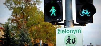 Czerwony ludzik zielony ludzik Razem z mamą muszę stanąć, Kiedy światło jest czerwone. A na drugą przejdę stronę. Przy świetle zielonym. Tak brzmi refren jednej z piosenek dla dzieci.