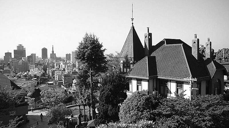 Takehiko Hirose Kobe Kitano Willa Tomasza Architekt secesji Zakrzywione ściany, wirujące ornamenty, dekoracyjne szczyty budowli, to cechy charakterystyczne secesji, maniery w sztuce i budownictwie