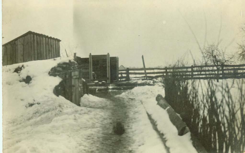 Ziemianka to tymczasowe mieszkania w czasie zimy 1915/1916. Budny wizytuje odbudowujące się Kobyle latem roku 1916.