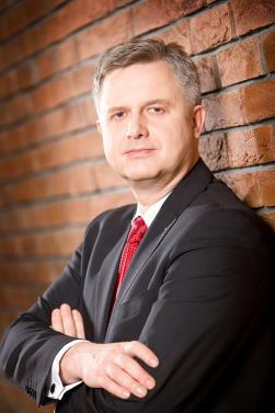 Tabela 36. Skład osobowy Zarządu JSW Członkowie Zarządu JSW W roku 1994 ukończył studia na Politechnice Śląskiej w Gliwicach specjalizując się w technologii maszyn.
