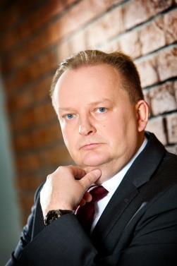 zagranicznego. W roku 2006 ukończył Studium Zarządzania Projektami według standardu IPMA prowadzone przez ODiTK i BCC, a także kurs dla członków Rad Nadzorczych spółek Skarbu Państwa.