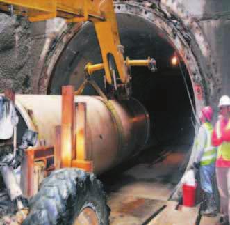 Fot. 5 i 6. Umieszczanie rury przewodowej w tunelu i montaż rurociągu Fot. 7.