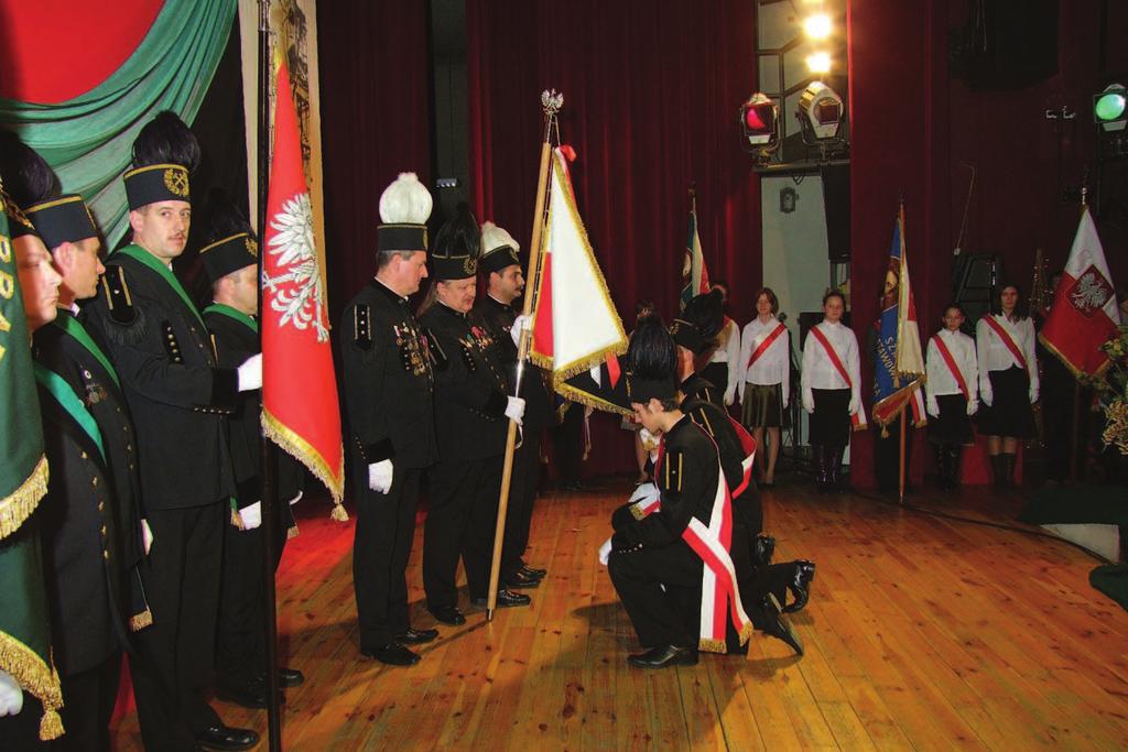 Tydzieñ wczeœniej, podczas uroczystej mszy barbórkowej w koœciele œw. Urbana sztandar zosta³ poœwiêcony przez biskupa ordynariusza diecezji bielsko- ywieckiej Tadeusza Rakoczego.