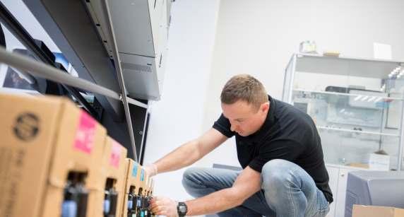 Serwis Integart i pomoc techniczna HP Dzięki największej w branży organizacji usług firma HP oferuje unikatowe możliwości korzystania z kompleksowych rozwiązań i wsparcia.