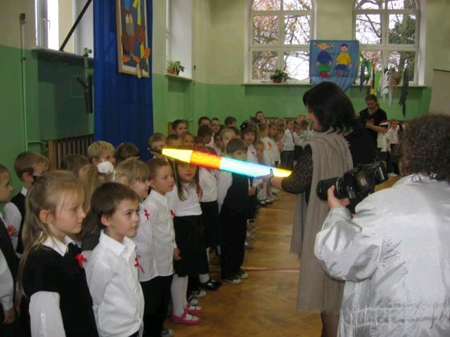 DZIEŃ PARTONA SZKOŁY I ŚLUBOWANIE KLAS PIERWSZYCH Na ten szczególny dzień uczniowie klas pierwszych i ich rodziny czekali ponad dwa miesiące.