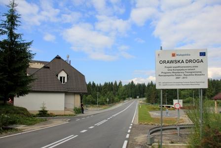 Przez Lipnicę Wielką o poranku od strony Słowacji ciągnie sznur samochodów ze