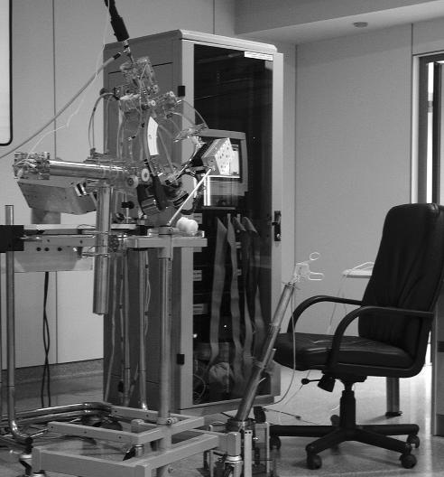 ruch robota (interfejsów lekarz-robot) wykorzystujących zarówno głos lekarza (komendy wydawane głosem) jak i zadania sprecyzowane ruchem dłoni za pomocą różnego rodzaju zadajników.
