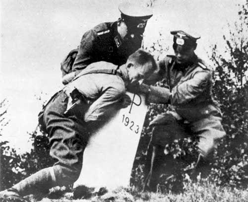 Żołnierze niemieccy obalają słup