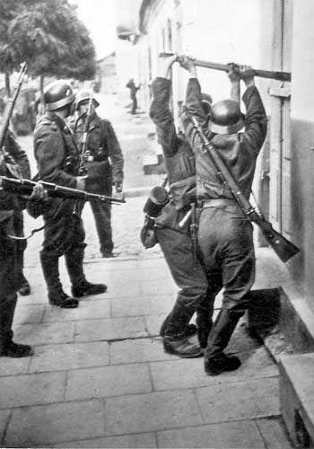Niemieccy żołnierze wdzierający