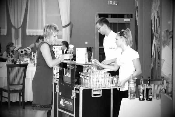 Dzięki Panu Jakubowi nasze wesele było Bajkowe;) bar z kolorowymi drinkami zrobił ogromne wrażenie na gościach;) szczególnie dzieci były zachwycone;) polecam każdemu kto planuje swoje wesele lub