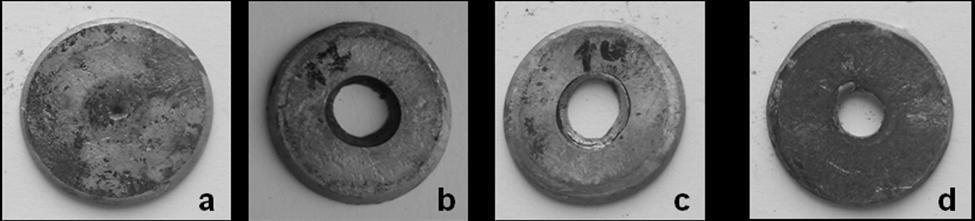 Spęczone próbki ze stopu magnezu MgAl4Zn nagrzane do temperatury 350 C: a) bez smarowania, b) ze smarowaniem dwusiarczkiem
