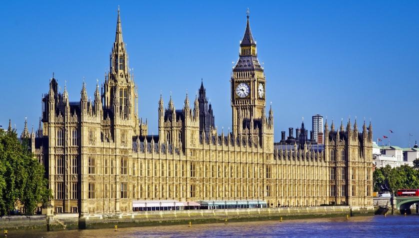Big Ben to nazwa ważącego 14 ton dzwonu umieszczonego na szczycie 106 metrowej wieży. Uważany jest on za symbol Wielkiej Brytanii.