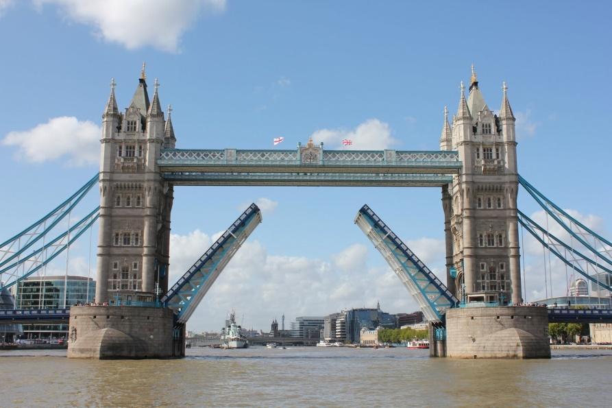 London Eye - jest jednym z wielu londyńskich przedsięwzięć mających na celu uczczenie koniec XX wieku - Millenium.