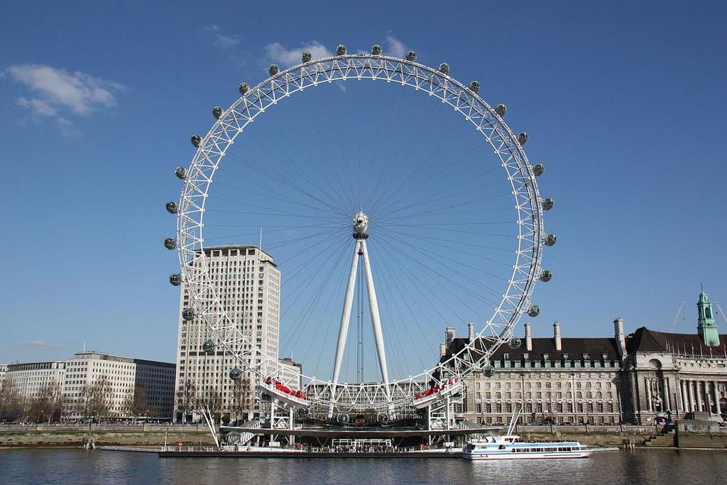 London Eye zwane jest także the Wheel, gdyż wielka konstrukcja przypomina koło rowerowe (200 razy większe od zwykłego koła rowerowego) i daje możliwość oglądania