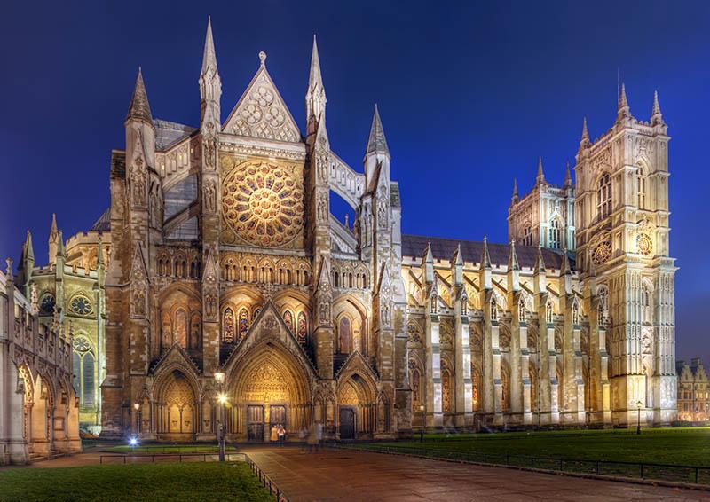 centralnej części katedry można zobaczyć drewniany tron koronacyjny, na którym od roku 1308 byli koronowani kolejni władcy. W roku 1953 koronowana była obecna królowa Elżbieta II.