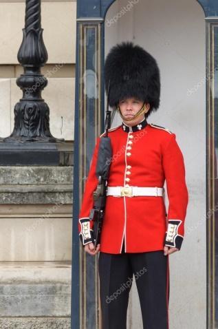 Charakterystyczny jest strój Gwardii Królewskiej.