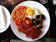 Jedzenie Tradycyjne angielskie śniadanie składało się z jajek, bekonu, kiełbasek, opiekanego chleba, grzybów i fasolki wraz z filiżanką kawy.