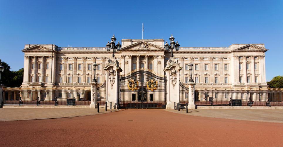 zwiedzania Galeria Królowej i Stajnie Królewskie. Galeria Królowej prezentuje, zmieniane w każdym sezonie, wystawy tematyczne z bogatych zbiorów monarchów brytyjskich.